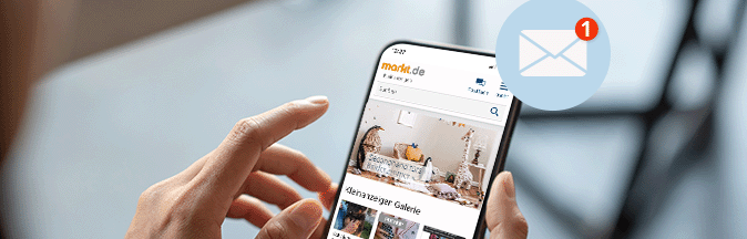 Frauenhand hält ein Handy auf dem die markt.de Startseite zu sehen ist, darüber ein stilisierter Briefumschlag